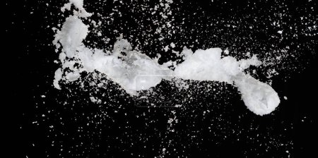 Foto de Imagen de la foto de la caída de la nieve, grandes nevadas de gran tamaño. Disparo de congelación sobre fondo negro superposición aislada. Copos de nieve blancos esponjosos salpican la nube en el aire. Nieve real obturador de alta velocidad - Imagen libre de derechos
