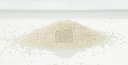 Foto de Conjunto de montones de arroz japonés, arroz de grano blanco que vierte un grupo de nubes abstractas. Hermoso arroz de semilla completa en el aire, diseño de objetos alimenticios. Congelación de enfoque selectivo plano fondo blanco aislado - Imagen libre de derechos