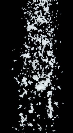 Foto de Explosión volante de sal, sales de grano blanco cristal explotan mosca nube abstracta. Hermosa semilla completa salpicadura de sal en el aire, diseño de objetos alimenticios. Congelación de enfoque selectivo tiro fondo negro aislado - Imagen libre de derechos