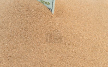 Téléchargez les photos : Petite pile volante de sable fin de taille, grain d'or comme le verre. Ensemble abstrait de matériaux de silice. Jaune sable de couleur détail de près texture. Fond blanc Isolé - en image libre de droit