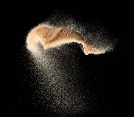 Foto de Explosión de vuelo de arena fina de pequeño tamaño, explosión de onda de grano dorado. Nube abstracta vuela. Arena de color amarillo salpicadura de sílice en el aire. Elemento Fondo negro Aislado de alta velocidad lanzando tiro de congelación - Imagen libre de derechos