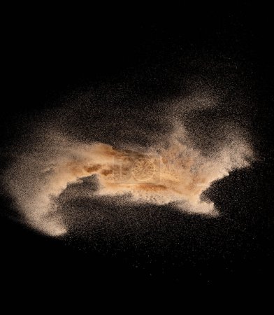 Téléchargez les photos : Petite taille fine Explosion volante de sable, onde de grain d'or exploser. Vol nuageux abstrait. La silice éclaboussante de sable de couleur jaune dans l'air, symbole de signe d'univers d'étoile de galaxie. Élément Fond noir Isolé - en image libre de droit