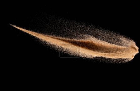 Foto de Explosión de vuelo de arena fina de pequeño tamaño, explosión de onda de grano dorado. Nube abstracta vuela. La arena de color amarillo salpica sílice en el aire, el hielo de la cola del cometa cae a la tierra. Elemento Fondo negro Aislado - Imagen libre de derechos
