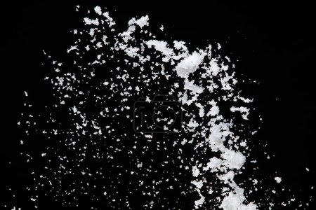 Foto de Imagen de la foto de la caída de la nieve, grandes nevadas de gran tamaño. Disparo de congelación sobre fondo negro superposición aislada. Copos de nieve blancos esponjosos salpican la nube en el aire. Nieve real obturador de alta velocidad - Imagen libre de derechos