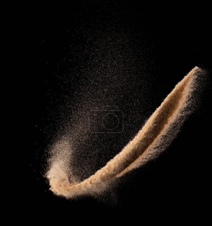 Foto de Explosión de vuelo de arena fina de pequeño tamaño, explosión de onda de grano dorado. Nube abstracta vuela. Amarillo arena de color salpicadura de sílice en el aire, Victoria símbolo de signo correcto. Elemento Fondo negro Aislado - Imagen libre de derechos