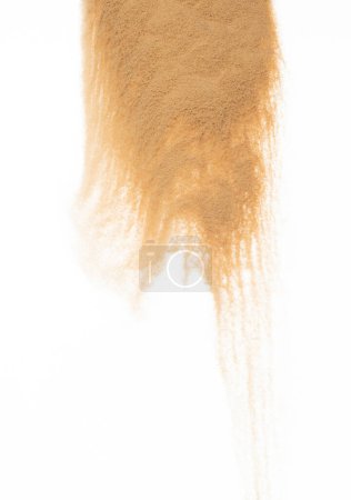 Foto de Explosión de vuelo de arena fina de pequeño tamaño, explosión de onda de grano dorado. Nube abstracta vuela. Arena de color amarillo salpicadura de sílice en el aire. Fondo blanco Obturador de alta velocidad aislado, lanzamiento de disparo de congelación - Imagen libre de derechos