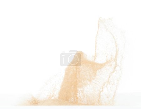 Foto de Pequeña explosión de arena de tamaño fino, explosión de onda de grano dorado. Nube abstracta vuela. Salpicadura de arena de color amarillo lanzando al aire. Fondo blanco Obturador de alta velocidad aislado, lanzando movimiento de parada de congelación - Imagen libre de derechos