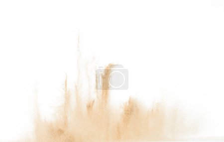 Foto de Pequeña explosión de arena de tamaño fino, explosión de onda de grano dorado. Nube abstracta vuela. Salpicadura de arena de color amarillo lanzando al aire. Fondo blanco Obturador de alta velocidad aislado, lanzando movimiento de parada de congelación - Imagen libre de derechos