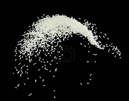 Japanischer Reis fliegt explosionsartig, weiße Getreiderisse explodieren abstrakte Wolkenfliege. Schöne komplette Samen Reis spritzt in der Luft, Lebensmittel-Objekt-Design. Selektiver Fokus Freeze Shot Schwarzer Hintergrund isoliert