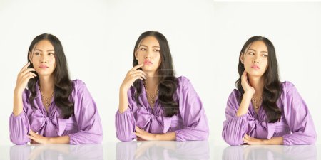 Téléchargez les photos : Half body 20s Asian business office Femme porter robe violette violette formelle. Noir longs cheveux raides femme se sentent heureux sourire mode vintage pose émotion sur fond blanc collage isolé - en image libre de droit