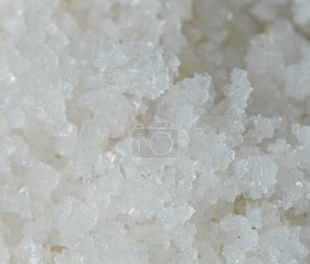 Foto de Macro Close up Textura de sal, sales de grano blanco cristal. Hermosa sal de semilla completa, diseño de objetos alimenticios. Congelación de enfoque selectivo plano fondo blanco aislado - Imagen libre de derechos