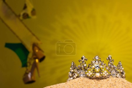 Téléchargez les photos : Jaune désert sable diamant couronne mis dans le soleil doré naturel chaud Moyen-Orient pour Miss Concours concours de beauté, ceinture de bikini chaussures à talons hauts accrocher sur le vent sortie camping fond - en image libre de droit