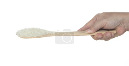 Foto de Caída de arroz japonés, los arroces de grano blanco vertiendo nubes abstractas vuelan desde la cuchara. Hermoso arroz de semilla completa en el aire, diseño de objetos alimenticios. Congelación de enfoque selectivo plano fondo blanco aislado - Imagen libre de derechos