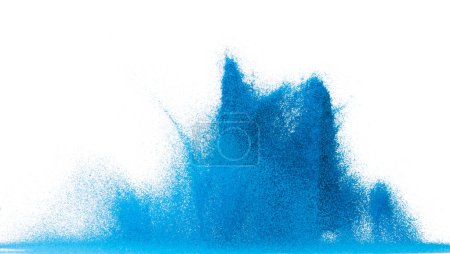 Téléchargez les photos : Explosion volante de sable bleu de petite taille, onde de grain de sable océanique exploser. Vol nuageux abstrait. Splash de sable de couleur bleue jetant dans l'air. Fond blanc Obturateur isolé à grande vitesse, arrêt de gel de lancement - en image libre de droit