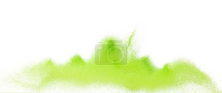 Foto de Explosión voladora de arena verde de pequeño tamaño, onda de grano de arenas vegetales explotan. Nube abstracta vuela. Salpicadura de arena de color verde lanzando en el aire. Fondo blanco Obturador aislado de alta velocidad, congelación de lanzamiento - Imagen libre de derechos