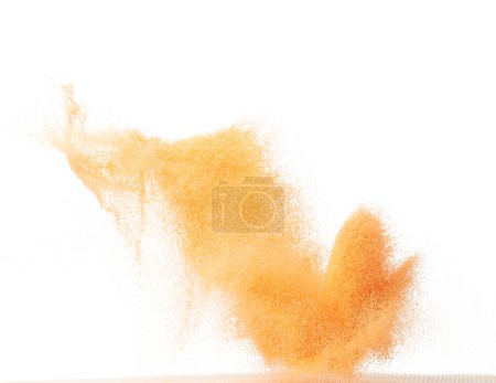 Foto de Explosión voladora de arena naranja de pequeño tamaño, onda de grano de arenas frutales explotan. Nube abstracta vuela. Salpicadura de arena de color naranja lanzando en el aire. Fondo blanco Obturador aislado de alta velocidad, congelación de lanzamiento - Imagen libre de derechos