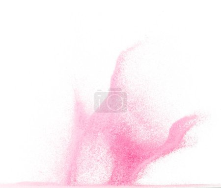 Foto de Explosión voladora de arena rosa de pequeño tamaño, onda de grano de arenas dulces explotan. Nube abstracta vuela. Salpicadura de arena de color rosa lanzando en el aire. Fondo blanco obturador de alta velocidad aislado, lanzando parada de congelación - Imagen libre de derechos