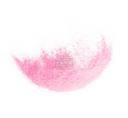 Foto de Explosión voladora de arena rosa de pequeño tamaño, onda de grano de arenas dulces explotan. Nube abstracta vuela. Salpicadura de arena de color rosa lanzando en el aire. Fondo blanco obturador de alta velocidad aislado, lanzando parada de congelación - Imagen libre de derechos