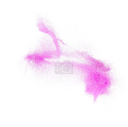Téléchargez les photos : Explosion volante de sable violet de petite taille, onde de grain de sable violet exploser. Vol nuageux abstrait. éclaboussures de sable de couleur pourpre jetant dans l'air. Fond blanc Obturateur isolé à grande vitesse, gel de lancement - en image libre de droit