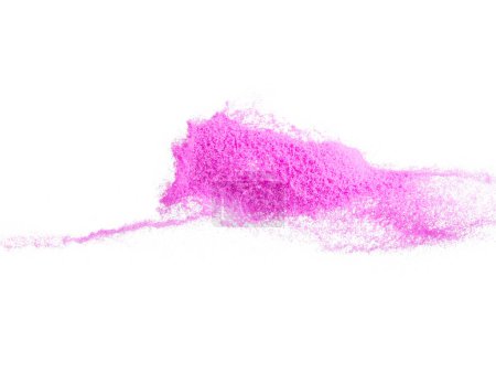 Téléchargez les photos : Explosion volante de sable violet de petite taille, onde de grain de sable violet exploser. Vol nuageux abstrait. éclaboussures de sable de couleur pourpre jetant dans l'air. Fond blanc Obturateur isolé à grande vitesse, gel de lancement - en image libre de droit
