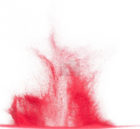 Foto de Explosión voladora de arena roja de pequeño tamaño, explosión de onda de grano de arena de sangre. Nube abstracta vuela. Salpicadura de arena de color rojo lanzando en el aire. Fondo blanco obturador de alta velocidad aislado, lanzando parada de congelación - Imagen libre de derechos