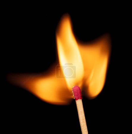 Téléchargez les photos : Match flame over black background, close up Macro fire burning on matchstick. Wooden matches with red sulfur heads, fire ignition match. Idea spark as leadership bring fire to team - en image libre de droit