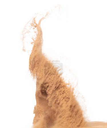 Foto de Explosión voladora de arena de gran tamaño, explosión de onda de grano dorado. Nube abstracta vuela. Salpicadura de arena de color amarillo lanzando al aire. Fondo blanco Obturador de alta velocidad aislado, lanzando movimiento de parada de congelación - Imagen libre de derechos