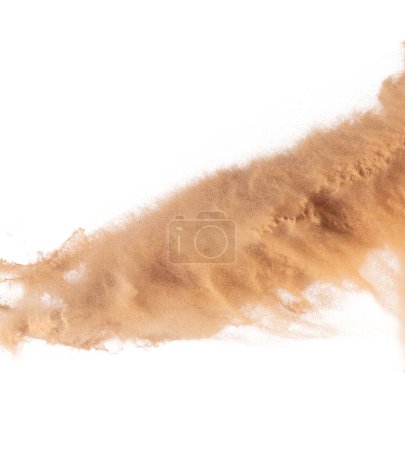 Téléchargez les photos : Explosion volante de sable de grande taille, onde de grain d'or exploser. Vol nuageux abstrait. Jaune éclaboussures de sable de couleur jetant dans l'air. Fond blanc Obturateur haute vitesse isolé, lançant le mouvement d'arrêt de gel - en image libre de droit
