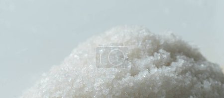 Téléchargez les photos : Tas pile ensemble de sel, cristaux sels de grains blancs versant vers le bas groupe de nuages abstraits. Magnifique sel de graines complètes, design d'objet alimentaire. Mise au point sélective gel plan fond blanc isolé - en image libre de droit
