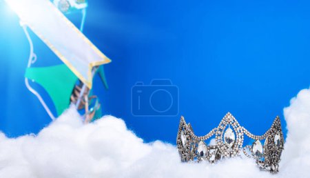 Téléchargez les photos : Puff nuage diamant couronne mis sur nuage bleu profond ciel atmosphère ciel haut ciel pour Miss Concours concours de beauté, ceinture de bikini chaussures à talons hauts accrocher sur sortie voyage fond de camping - en image libre de droit