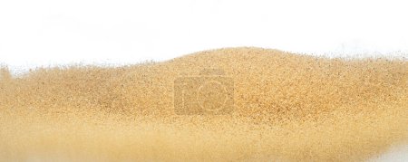 Sand fliegt explosionsartig, Goldene Sandwelle explodiert. Abstrakte Sandwolken fliegen. Gelber Sand spritzt in die Luft. Weißer Hintergrund Isolierte High-Speed-Verschluss, werfen Freeze Stop-Motion