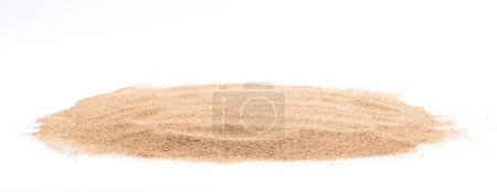 Téléchargez les photos : Tas de sable désert, fond blanc isolé dune. Sables fins blancs d'or sur l'île de plage, destination de l'océan tropical. Prise de vue studio pour texture détaillée, espace de copie - en image libre de droit