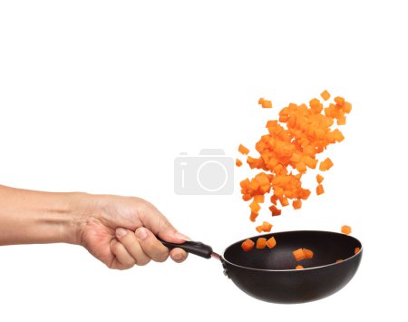 Téléchargez les photos : Carrot fresh fly float in Air turn to Cube dice shape. Beta Carotene orange color in Carrot is good health. Many Dice cube carrot flying throw up in Air by cooking pan. White background isolated - en image libre de droit