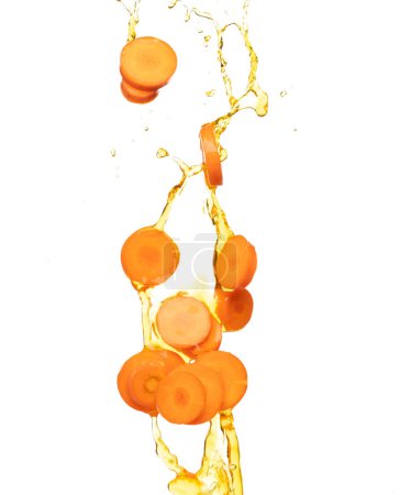 Téléchargez les photos : Carrot fresh round slice shape pouring down with water. Beta Carotene orange color in Carrot is good health. Many round slice carrot falling with cooking oil. White background isolated, high speed - en image libre de droit