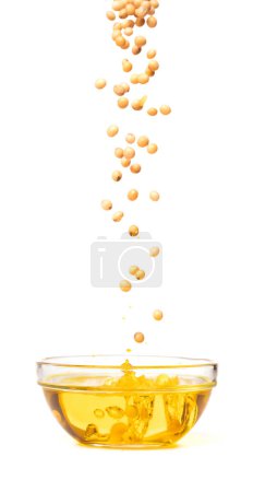 Téléchargez les photos : Yellow Soy Bean in Vegetable Oil pour fall down in Air. Golden Soybean mix with cooking oil pouring into bowl, soy bean is healthy diet and food element cooking ingredients. White background isolated - en image libre de droit