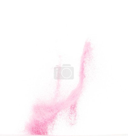 Téléchargez les photos : Petite taille rose Explosion volante de sable, onde de grain de sable doux exploser. Vol nuageux abstrait. Splash de sable de couleur rose jetant dans l'air. Fond blanc Obturateur isolé à grande vitesse, arrêt de gel de lancement - en image libre de droit
