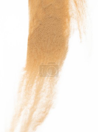 Foto de Explosión de vuelo de arena fina de pequeño tamaño, explosión de onda de grano dorado. Nube abstracta vuela. Arena de color amarillo salpicadura de sílice en el aire. Fondo blanco Obturador de alta velocidad aislado, lanzamiento de disparo de congelación - Imagen libre de derechos