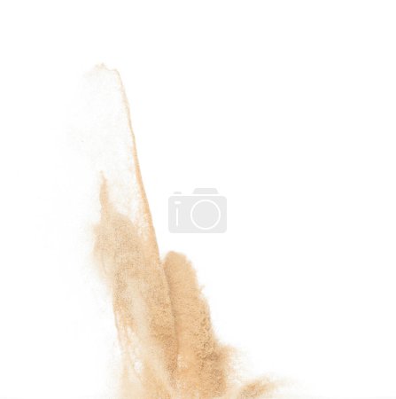 Foto de Pequeña explosión de arena de tamaño fino, explosión de onda de grano dorado. Nube abstracta vuela. Salpicadura de arena de color amarillo lanzando al aire. Fondo blanco obturador de alta velocidad aislado, lanzando parada de congelación - Imagen libre de derechos