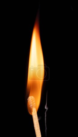 Foto de Match flame over black background, close up Macro fire burning on matchstick. Wooden matches with red sulfur heads, fire ignition match. Idea spark as leadership bring fire to team - Imagen libre de derechos
