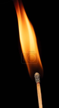 Téléchargez les photos : Match flame over black background, close up Macro fire burning on matchstick. Wooden matches with red sulfur heads, fire ignition match. Idea spark as leadership bring fire to team - en image libre de droit