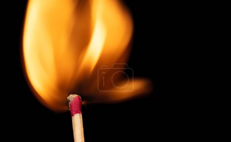 Foto de Match flame over black background, close up Macro fire burning on matchstick. Wooden matches with red sulfur heads, fire ignition match. Idea spark as leadership bring fire to team - Imagen libre de derechos
