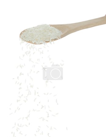 Téléchargez les photos : Japanese Rice fall, white grain rices versing down abstract cloud fly from spoon. Belle graine complète de riz dans l'air, design objet alimentaire. Mise au point sélective gel plan fond blanc isolé - en image libre de droit