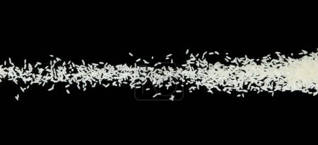 Téléchargez les photos : Le riz japonais explose, le riz blanc explose la mouche des nuages abstraite. Belle graine complète de riz éclaboussure dans l'air, conception d'objets alimentaires. Mise au point sélective prise de vue au gel Fond noir isolé - en image libre de droit
