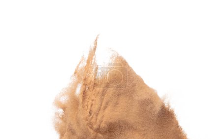 Foto de Explosión voladora de arena de gran tamaño, explosión de onda de grano dorado. Nube abstracta vuela. Salpicadura de arena de color amarillo lanzando al aire. Fondo blanco Obturador de alta velocidad aislado, lanzando movimiento de parada de congelación - Imagen libre de derechos