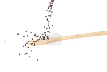 Téléchargez les photos : Black Pepper seeds fall down pour on wooden spoon, Black Pepper float explode, abstract cloud fly. Black Peppercorn splash throwing in Air. White background Isolated high speed shutter, freeze motion - en image libre de droit