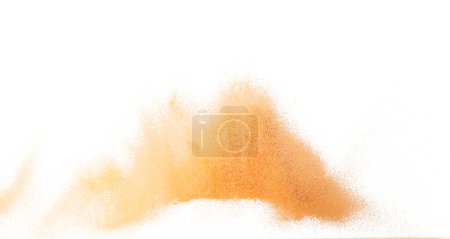 Téléchargez les photos : Explosion volante de sable orange de petite taille, onde de grain de sable de fruit explosent. Vol nuageux abstrait. Splash de sable de couleur orange jetant dans l'air. Fond blanc Obturateur isolé à grande vitesse, gel de lancement - en image libre de droit