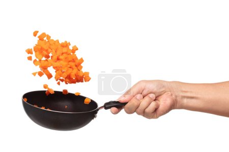 Téléchargez les photos : Carrot fresh fly float in Air turn to Cube dice shape. Beta Carotene orange color in Carrot is good health. Many Dice cube carrot flying throw up in Air by cooking pan. White background isolated - en image libre de droit