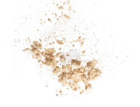Téléchargez les photos : Seasoning powder explosion flying, Beige brown seasoning powder wave floating fall down in air. Seasoning powder is element material. Eyeshadow crush for make up artist. White background Isolated - en image libre de droit