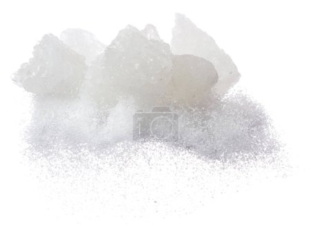 Foto de Rock Sugar mezcla refinada polvo de tierra volar explosión, cristal blanco Rock Sugar abstracta nube flotante. Big Rock Sugar salpicadura lanzando en el aire. fondo blanco aislado movimiento de congelación de alta velocidad - Imagen libre de derechos