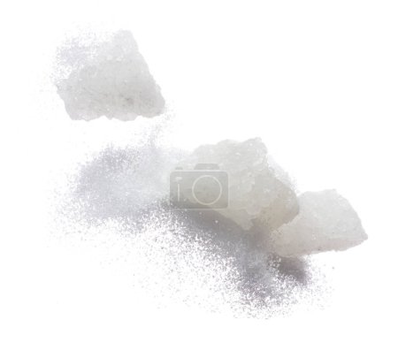 Foto de Rock Sugar mezcla refinada polvo de tierra volar explosión, cristal blanco Rock Sugar abstracta nube flotante. Big Rock Sugar salpicadura lanzando en el aire. fondo blanco aislado movimiento de congelación de alta velocidad - Imagen libre de derechos